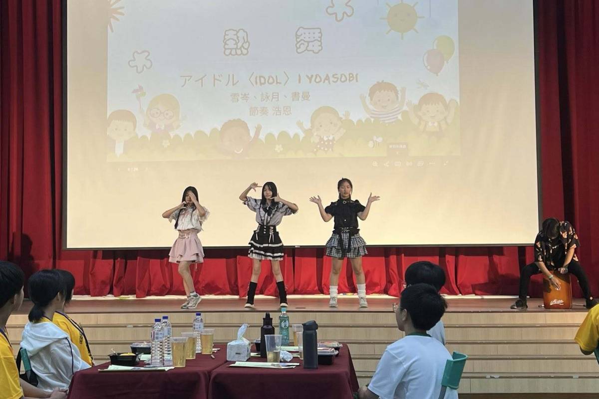 西湖實中學生帶來精彩的《YOASOBI―IDOL》舞蹈演出