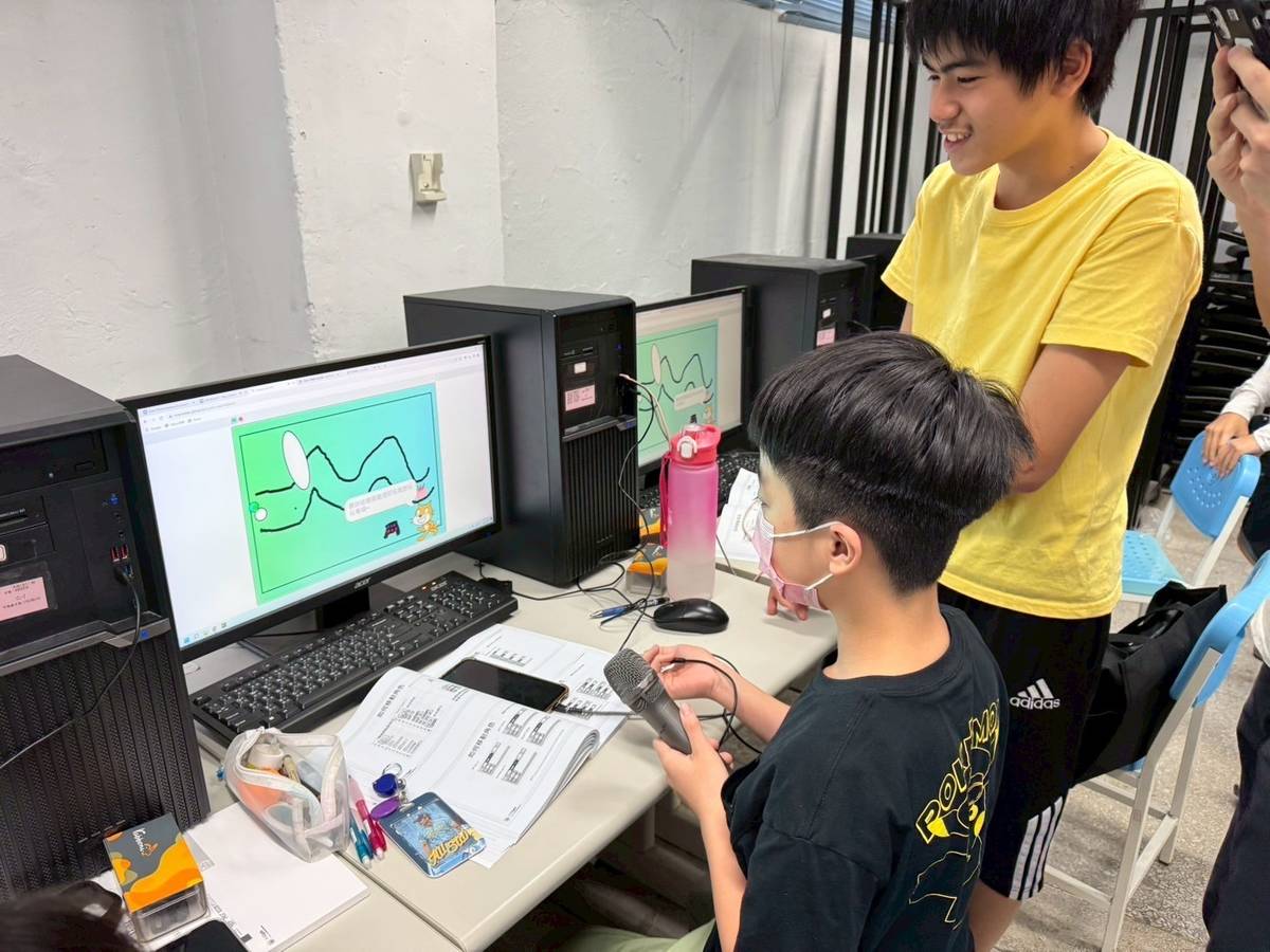 學生運用Rabboni感測器進行體感操作，搭配Scratch寫程式，設計半導體小遊戲