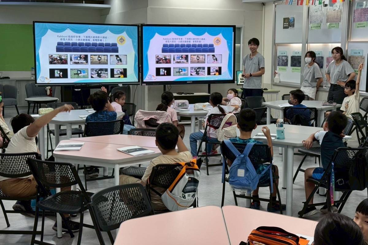 「悅讀AI半導體」營隊由陽明交大講師介紹Rabboni教具，學員動手學習操作