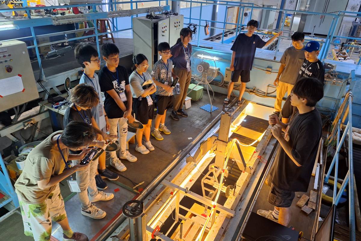 受長榮國際儲運贊助的大園地區學生，參訪台大工程科學及海洋工程學系的船模實驗室