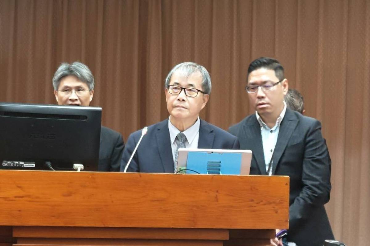 教育部部長鄭英耀出席立院備詢 會前接受媒體聯訪
