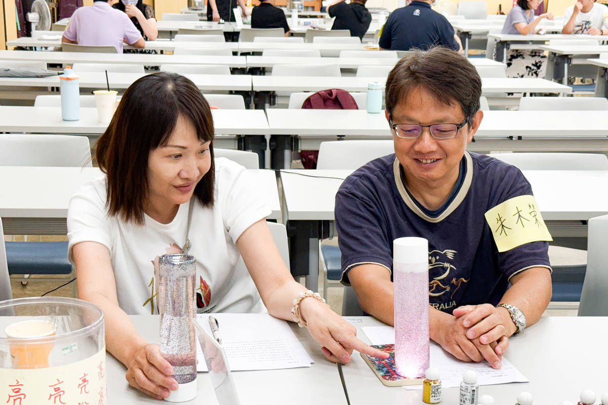 夥伴共同製作靜心瓶調節情緒