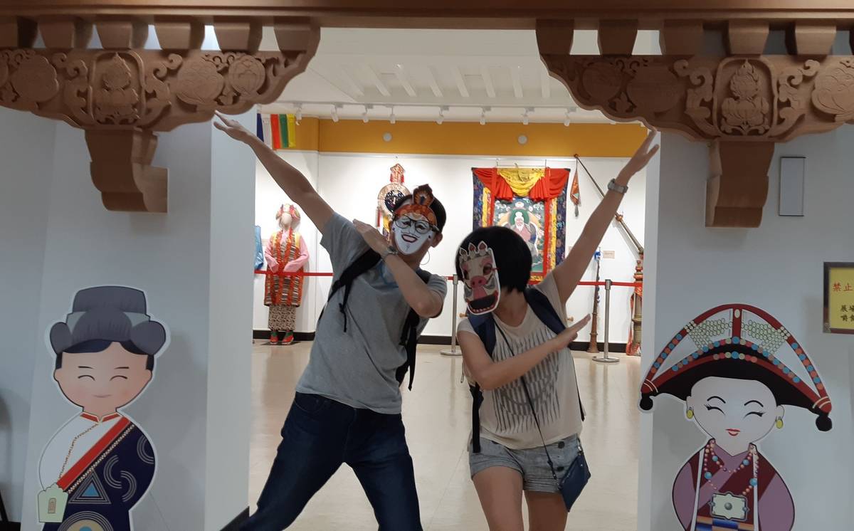 「藏戲面具DIY」歡迎大小朋友親手製作獨一無二的藏戲面具，將西藏藝術元素帶回家。(蒙藏文化中心提供)