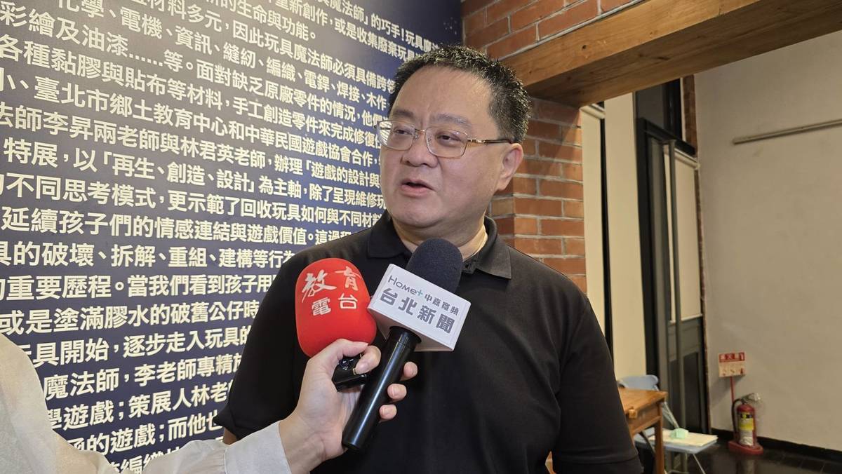 臺北市鄉土教育中心張欽鵬主任說明特展的特色