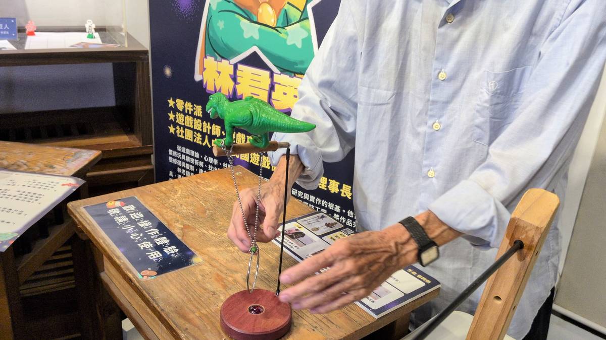 李昇兩老師示範挑戰性相當高的魔術鐵環