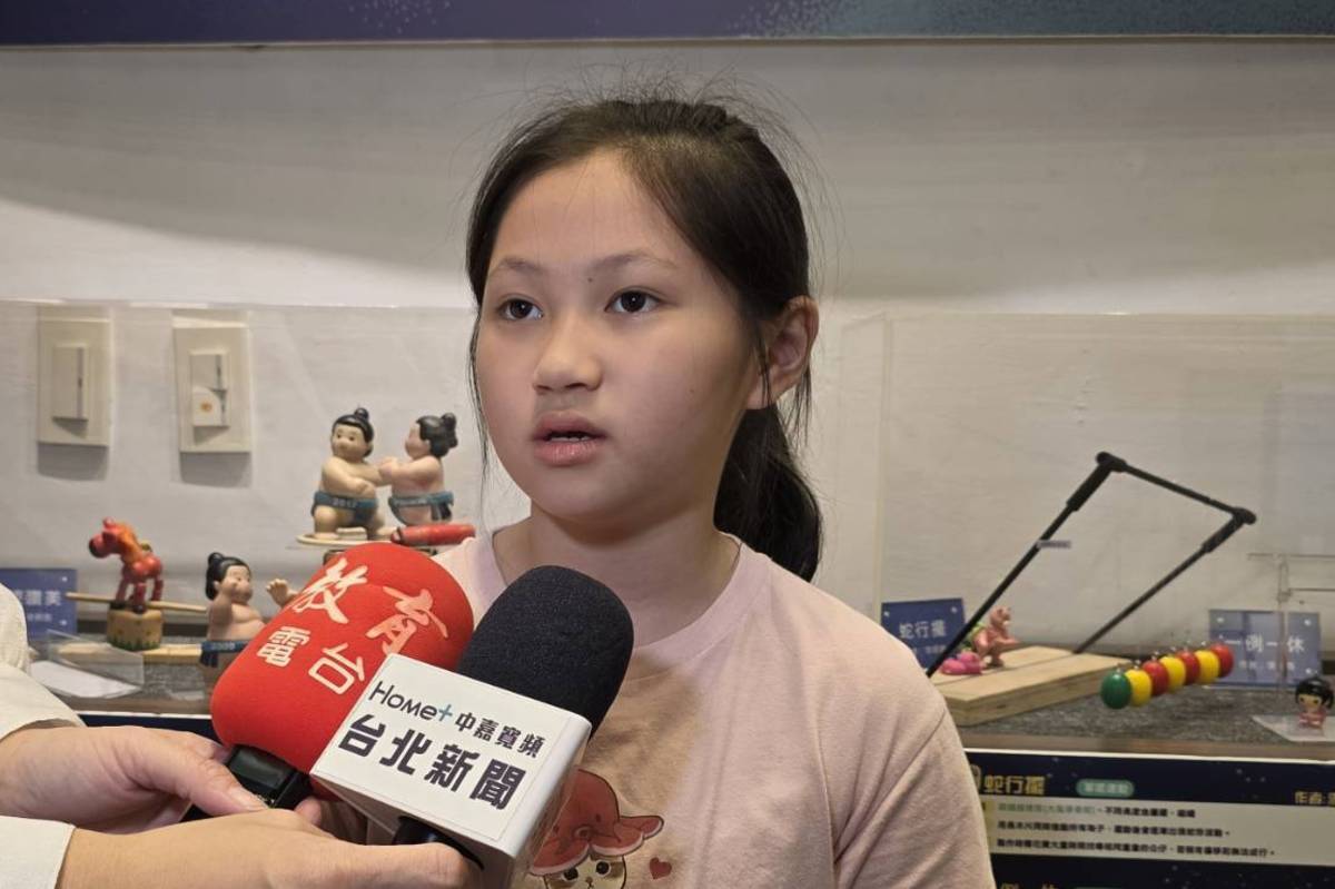 新北市樂利國小學生謝毓表示，「投籃吹風機」要用吹風機的風力導引乒乓球穿過鐵框，相當好玩
