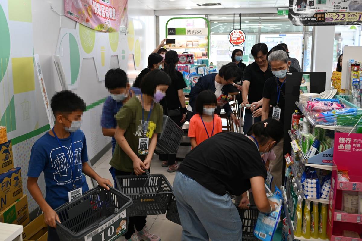 為響應2050淨零排放目標，臺東縣環境保護局邀請社福單位辦理首場「綠色消費達人搬搬樂」體驗活動。