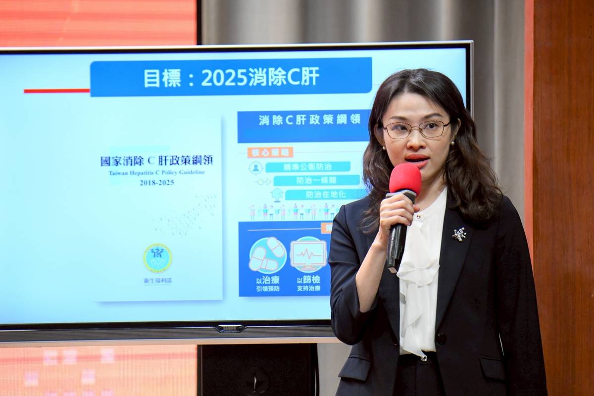 國建署署長沈靜芬說明消除C肝作為。(行政院提供)