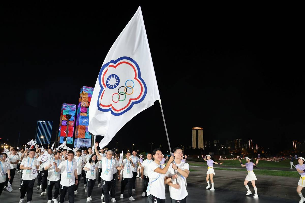 2025成都世界運動會開幕典禮，我國代表團共87名成員參加繞場。(體育署提供)