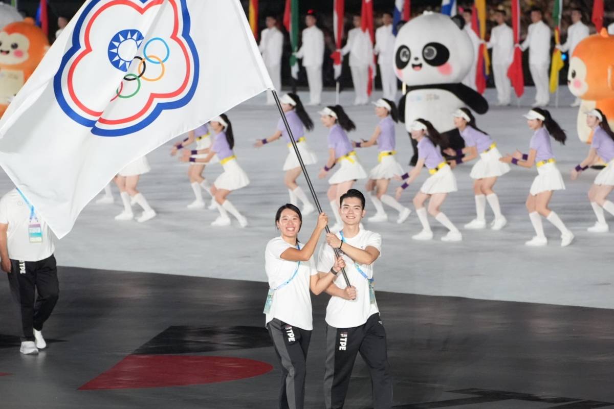 2025成都世界運動會開幕典禮，我國代表團由武術選手孫家閎及蹼泳選手黃渼茜擔任男女掌旗官。(體育署提供)