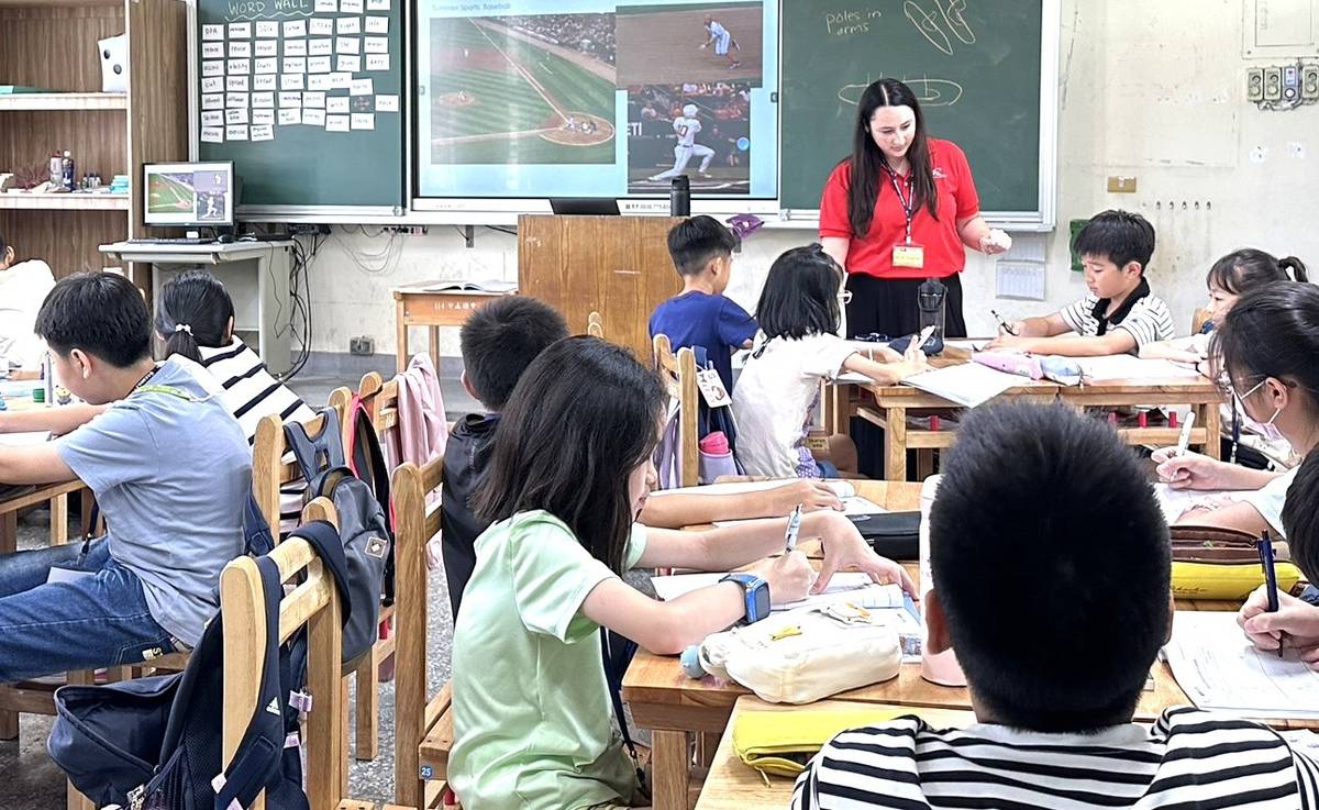 教師帶領學生認識各國特色運動