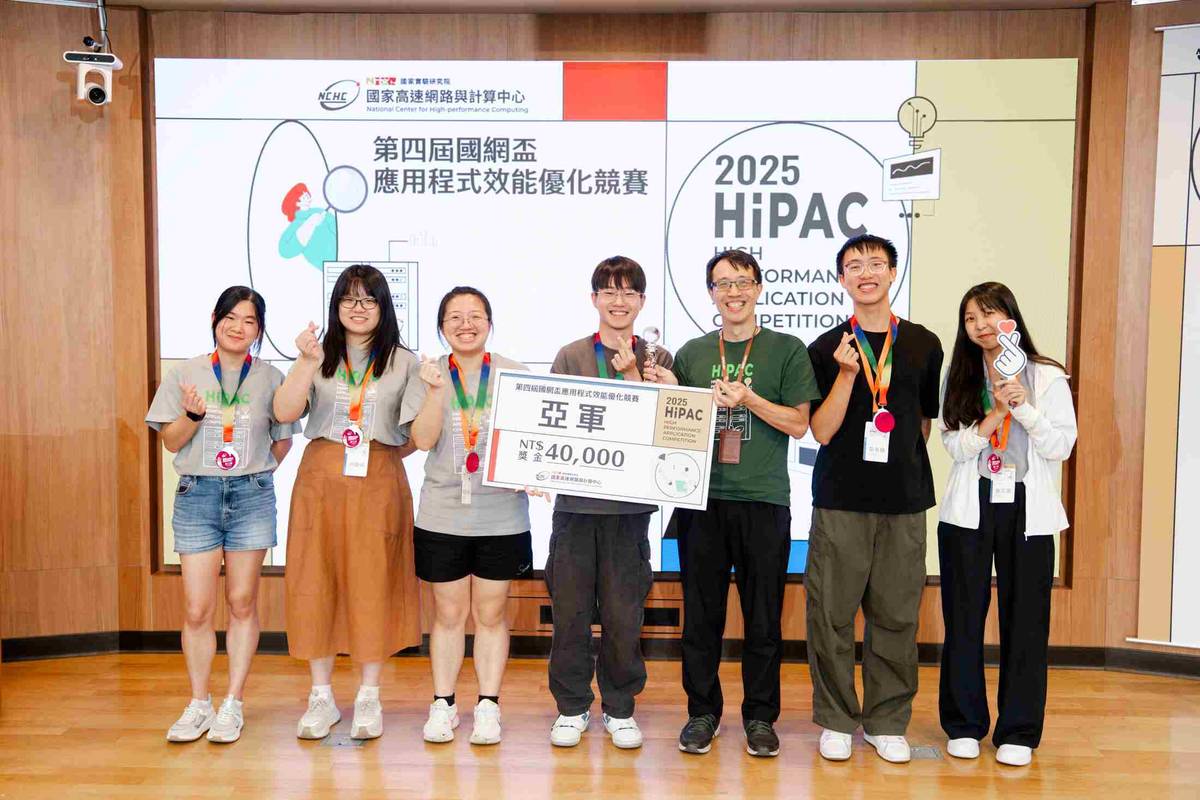 國網中心蔡孟勳副主任(右三)頒獎給亞軍-一大坨。(國網中心提供)