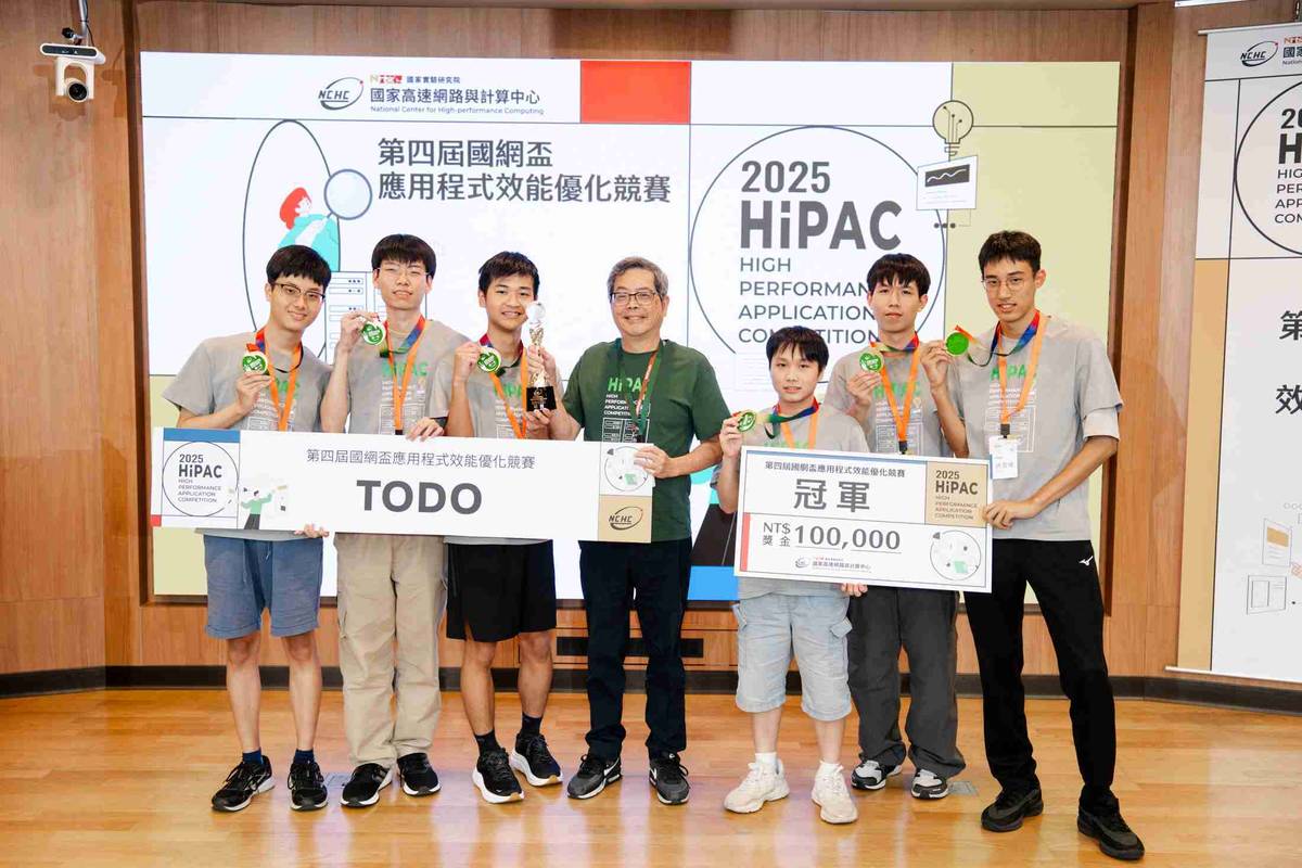 國研院國網中心張朝亮主任頒獎給冠軍-TODO(國網中心提供)