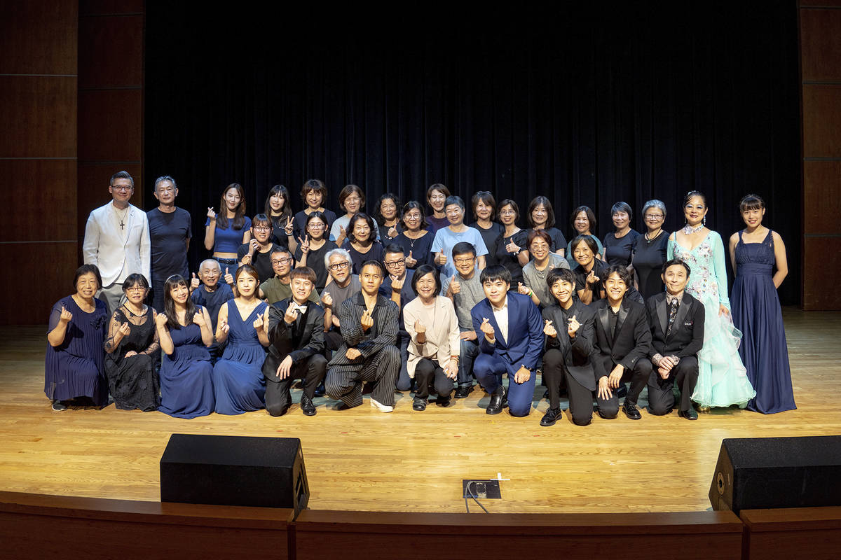 曹翠英館長與演出者合影。(國臺圖提供)