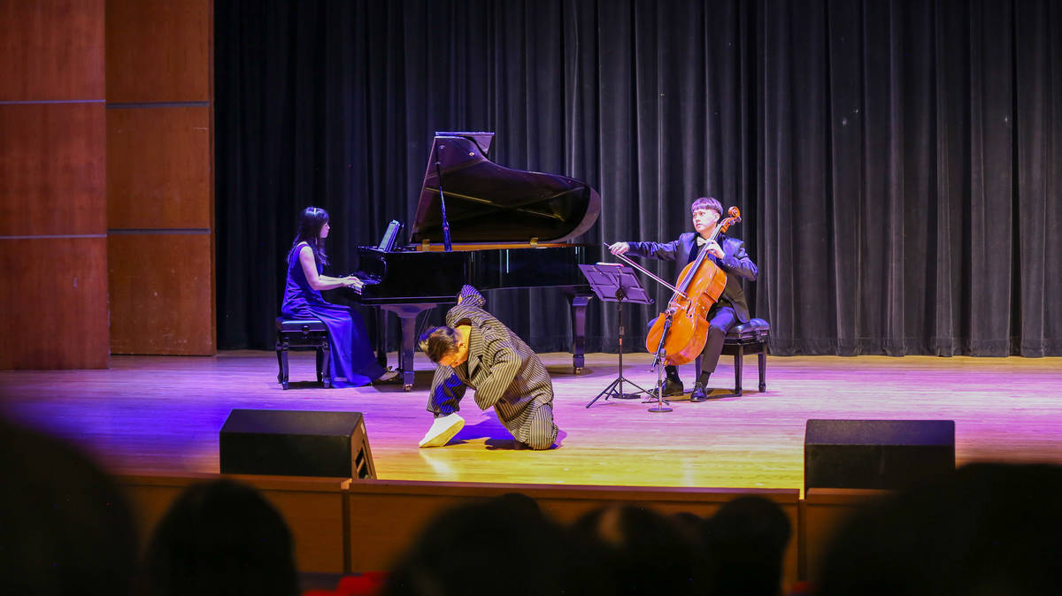 大提琴演奏者林昱文、鋼琴演奏者李德維、舞蹈演出者絲釋民演出畫面。(國臺圖提供)