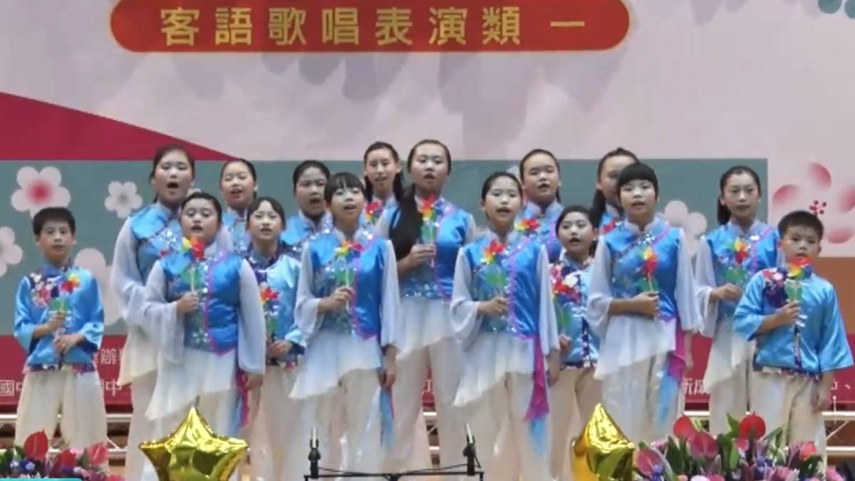 東新國小合唱團合影