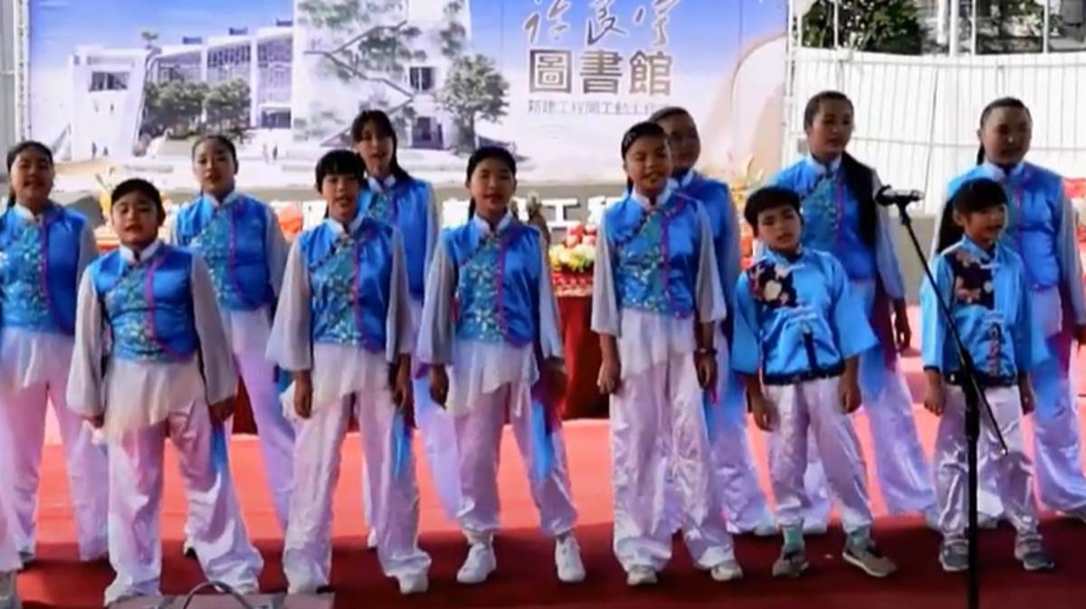 東新國小合唱團合影