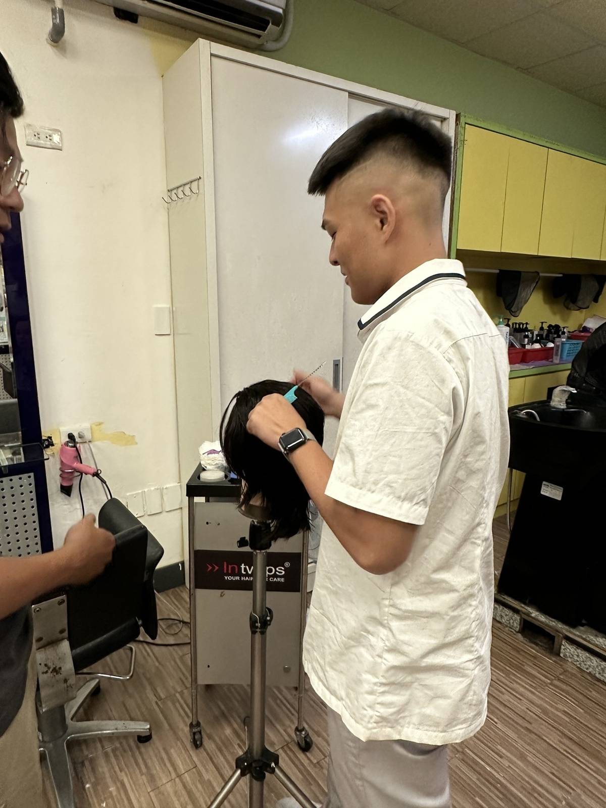 阿良在美髮店進行工作體驗，一步步學習專業技術，朝夢想穩健前進 (教育部提供)