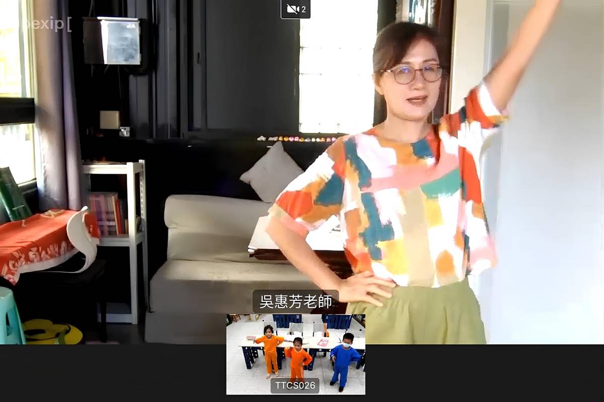 臺東建和國小的同學在馬蘭阿美語課程中，與授課老師練習傳統部落舞蹈 (教育部提供)
