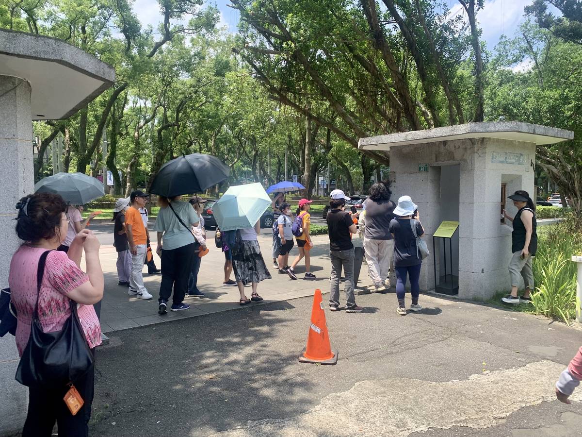 空總導覽員帶領聽友及親子參觀空總舊址，介紹空總的歷史文化與現況 (記者攝)