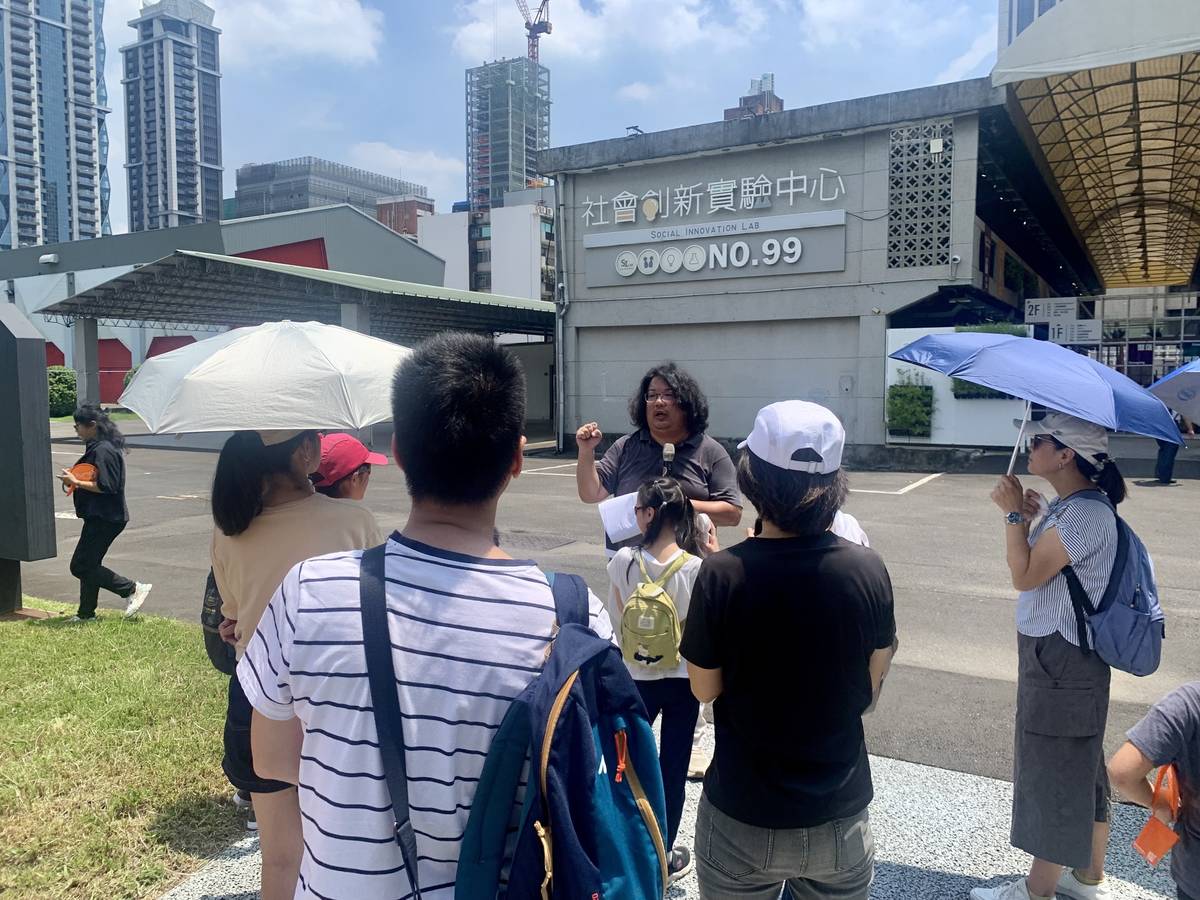 空總導覽員趣味解說問答，讓聽友們都聽得津津有味 (記者攝)