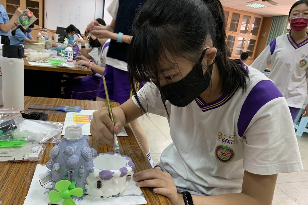 學生發揮巧思為未來房屋上色