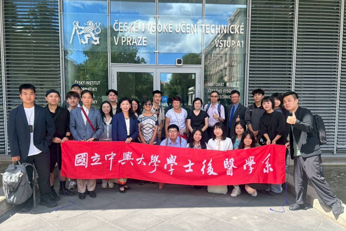 童醫院蔡青劭副院長與教育部吳再坤主任帶領國立中興大學後醫系及國立成功大學醫學系師生到捷克進行國際學術與文化交流大合照