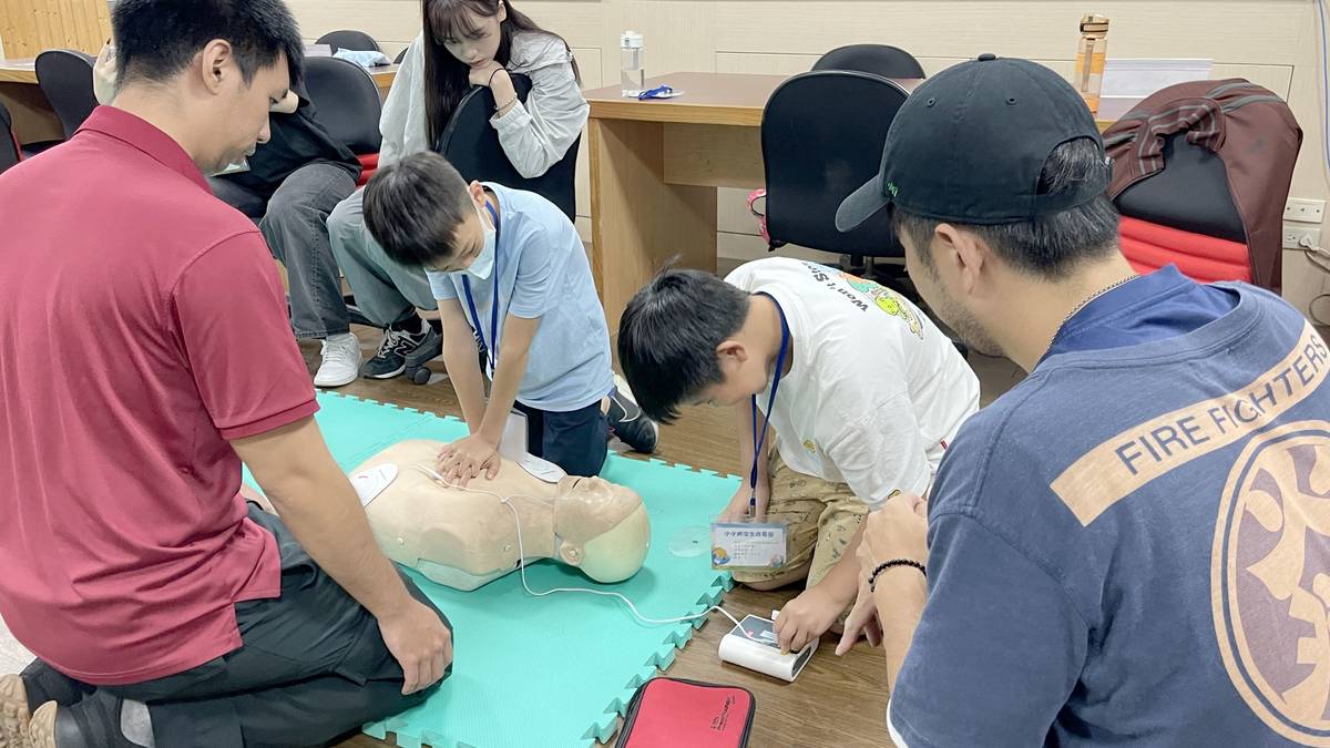 學生練習操作CPR及AED