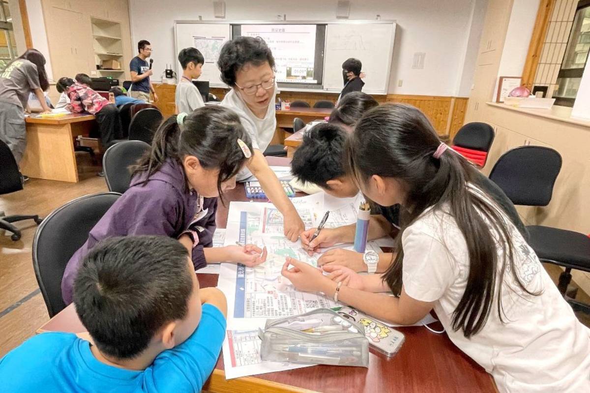 臺北市教育局舉辦「小小防災士成長營」，學生分組製作社區防災地圖
