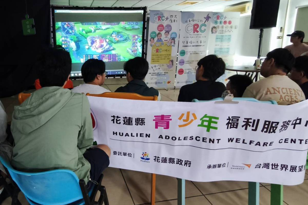 青少年在等待區觀戰