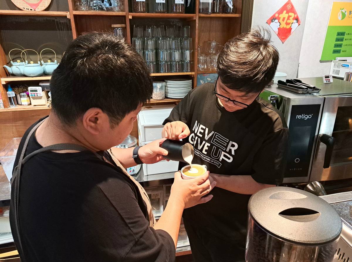 咖啡拉花與服務員體驗課程