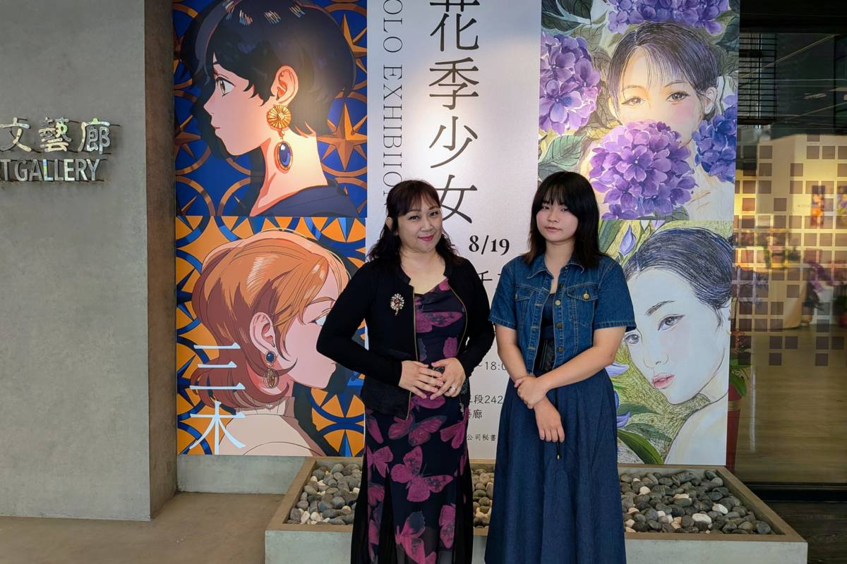 臺北市育成高中美術教師洪千玉與女兒三木聯手推出畫展，展出彩墨畫和現代電繪插畫