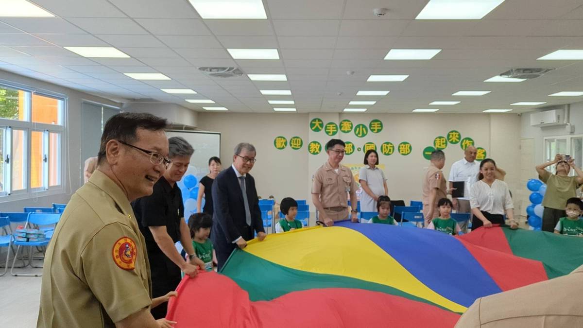 鄭英耀部長 與幼生氣球傘活動同樂
