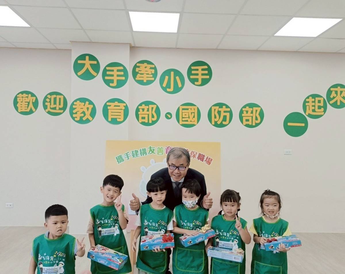 鄭英耀部長致贈幼生代表禮物