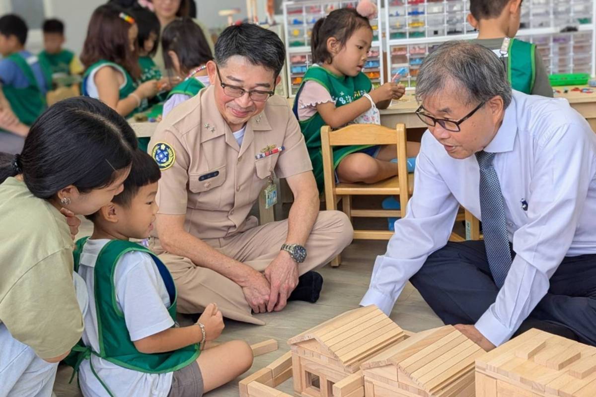 鄭英耀部長與幼生進行積木好好玩活動