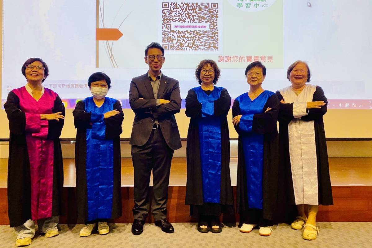 樂齡者透過法律講座辨識各式法袍，並有機會身著檢察官袍、法官袍、律師袍等服裝。