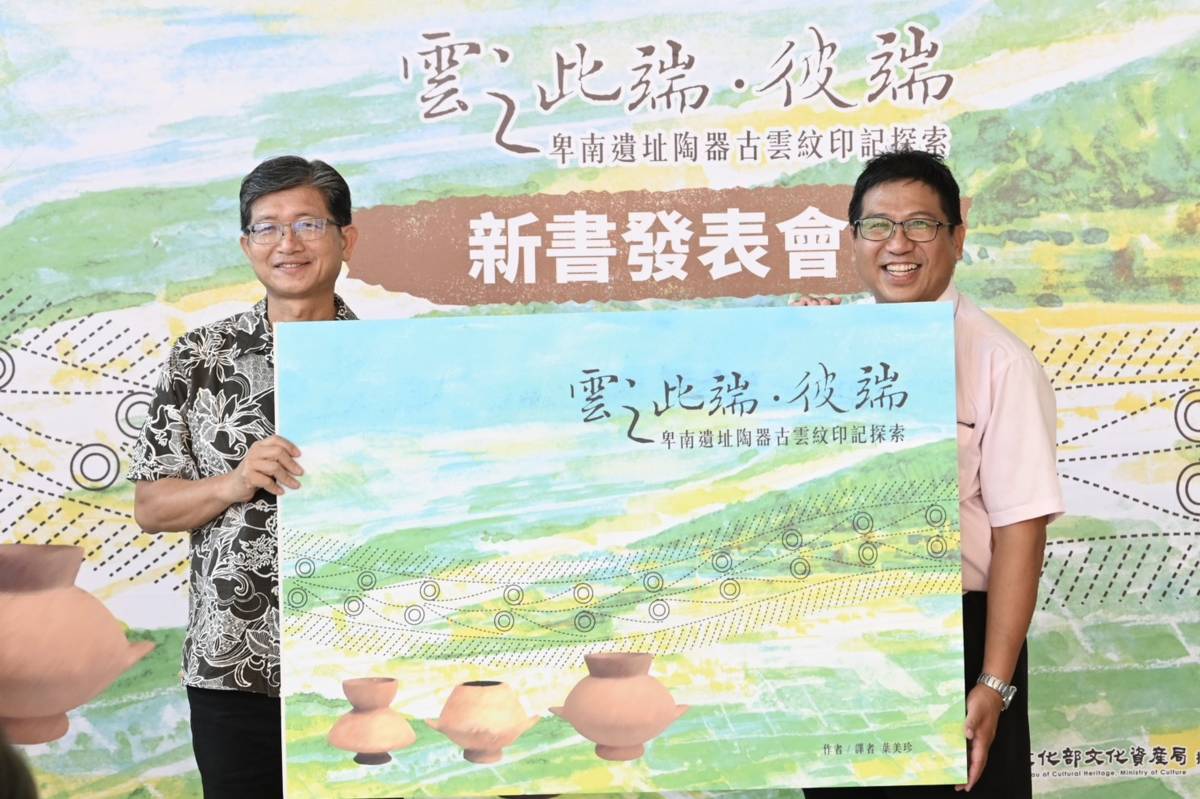 文化處長李吉崇主持贈書儀式，由公東高工校長李恭榮代表縣內高中職校及各校接受。