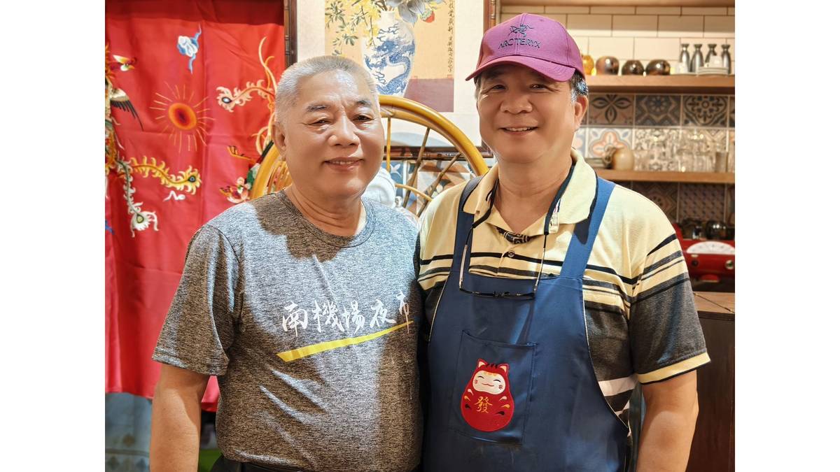 南機場夜市自治會會長林督欽(左)、隕石咖啡店長 顧仲儒(右)