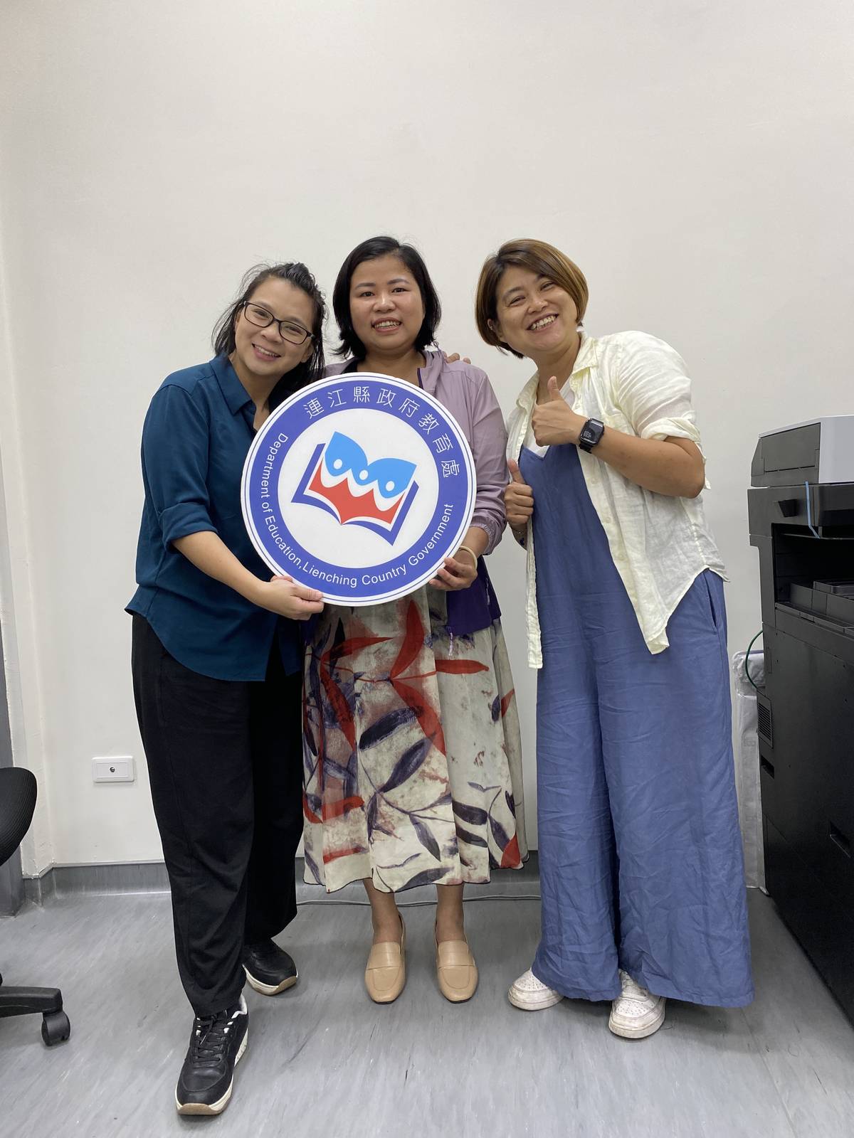 住在馬祖的越南新住民陳瑞美和主持人合影