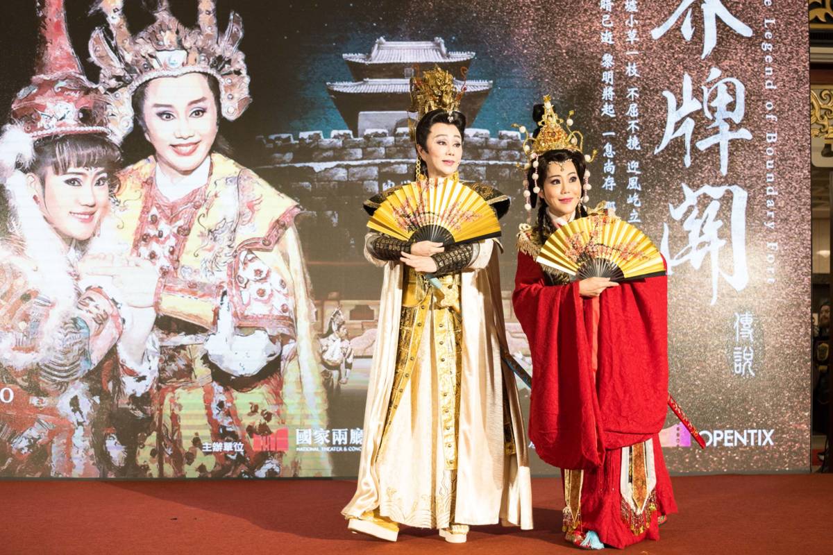 《界牌關傳說》演出畫面_左起孫翠鳳、陳昭婷
