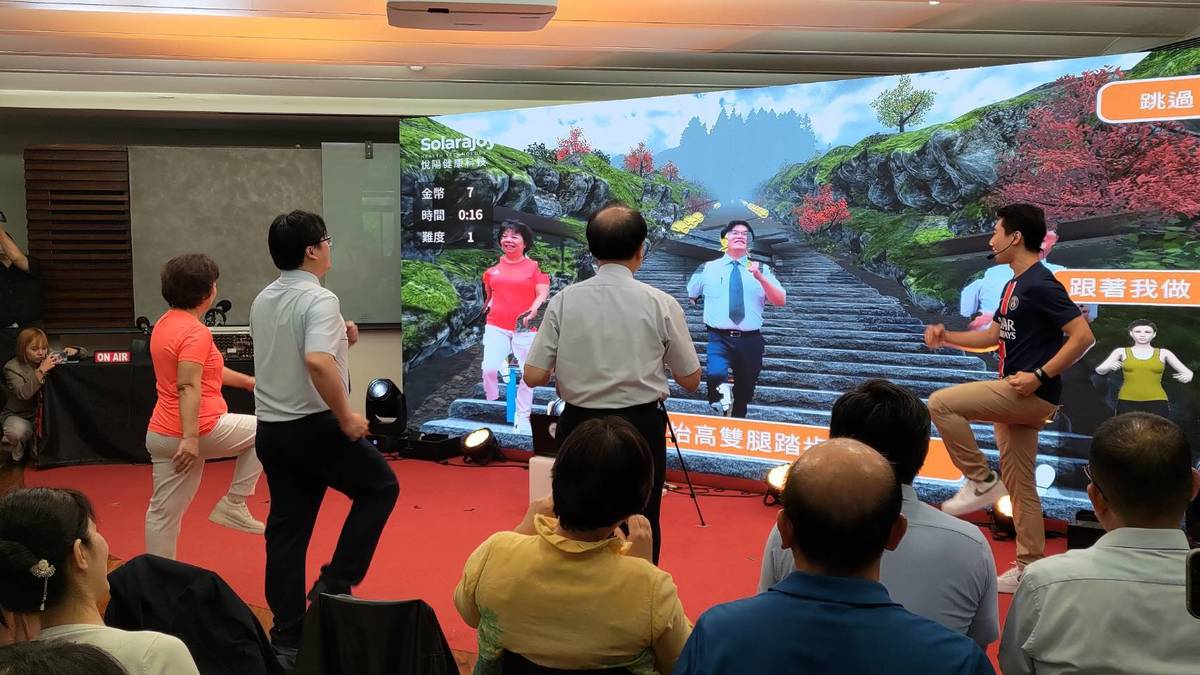 「樂齡學習數位示範體驗場域」結合科技與運動