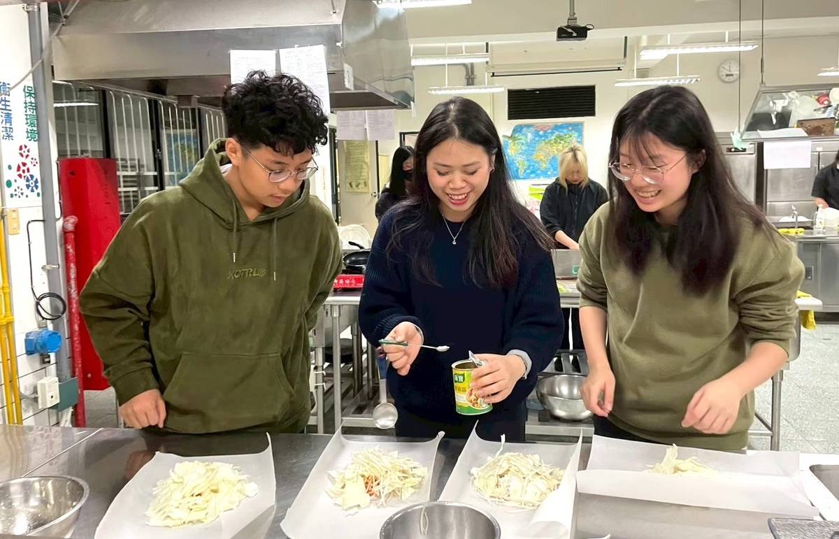 新店高中與印尼國際生Marcia(中間)於料理體驗課製作潤餅配料