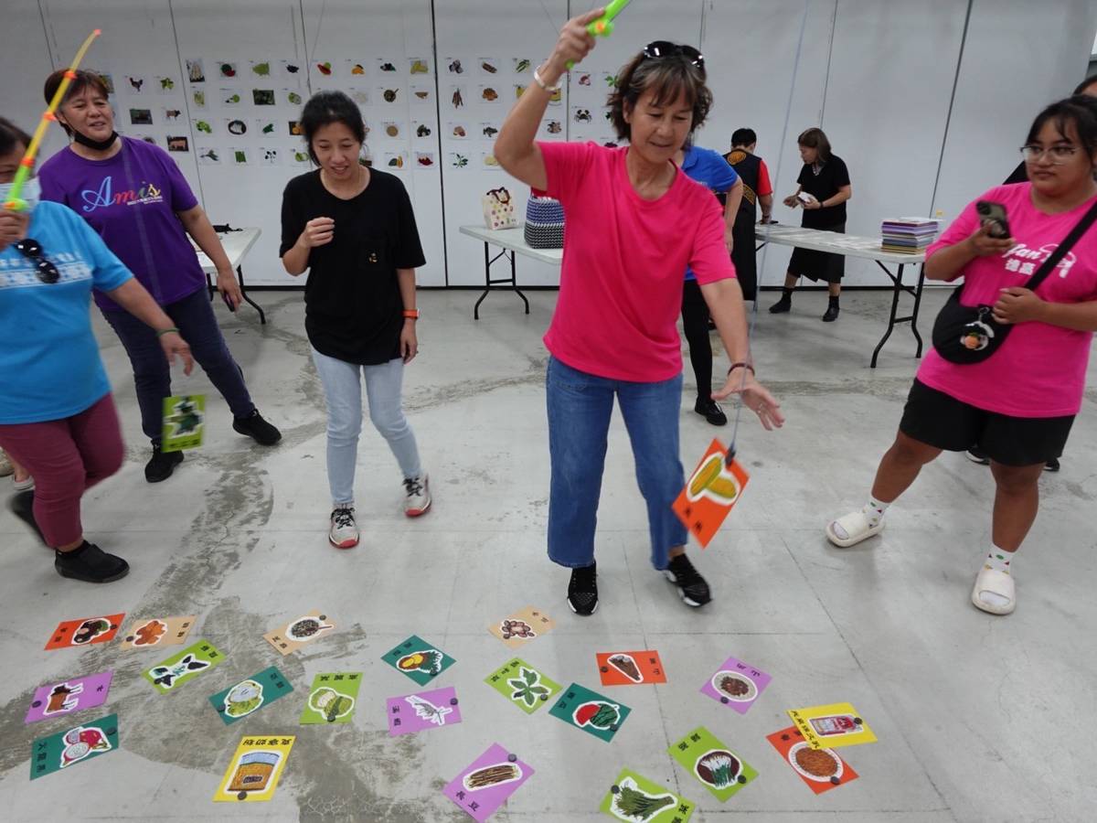 臺東縣原住民族文化健康站透過設計適合長者的桌遊，活化思維與認知，也創造社交與快樂。