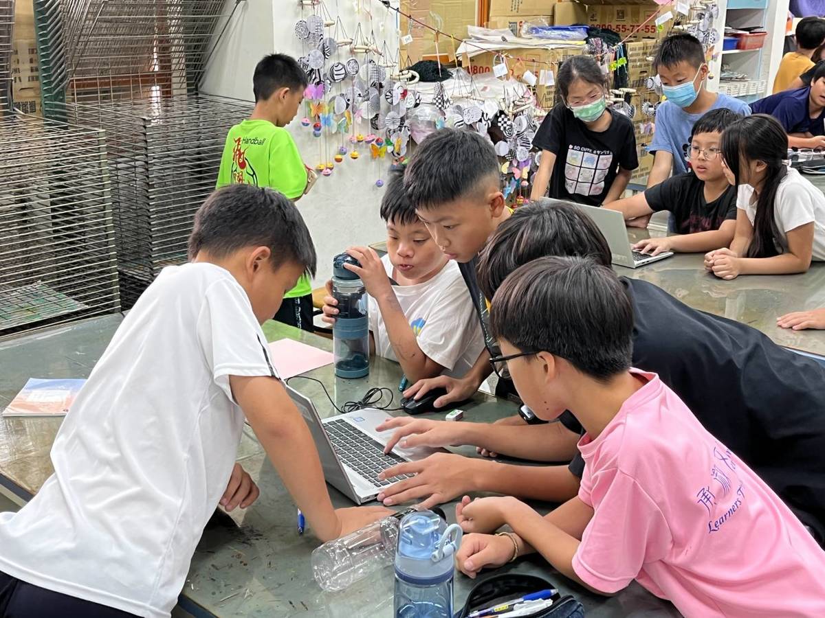 學生在課程中分組學習AI創作
