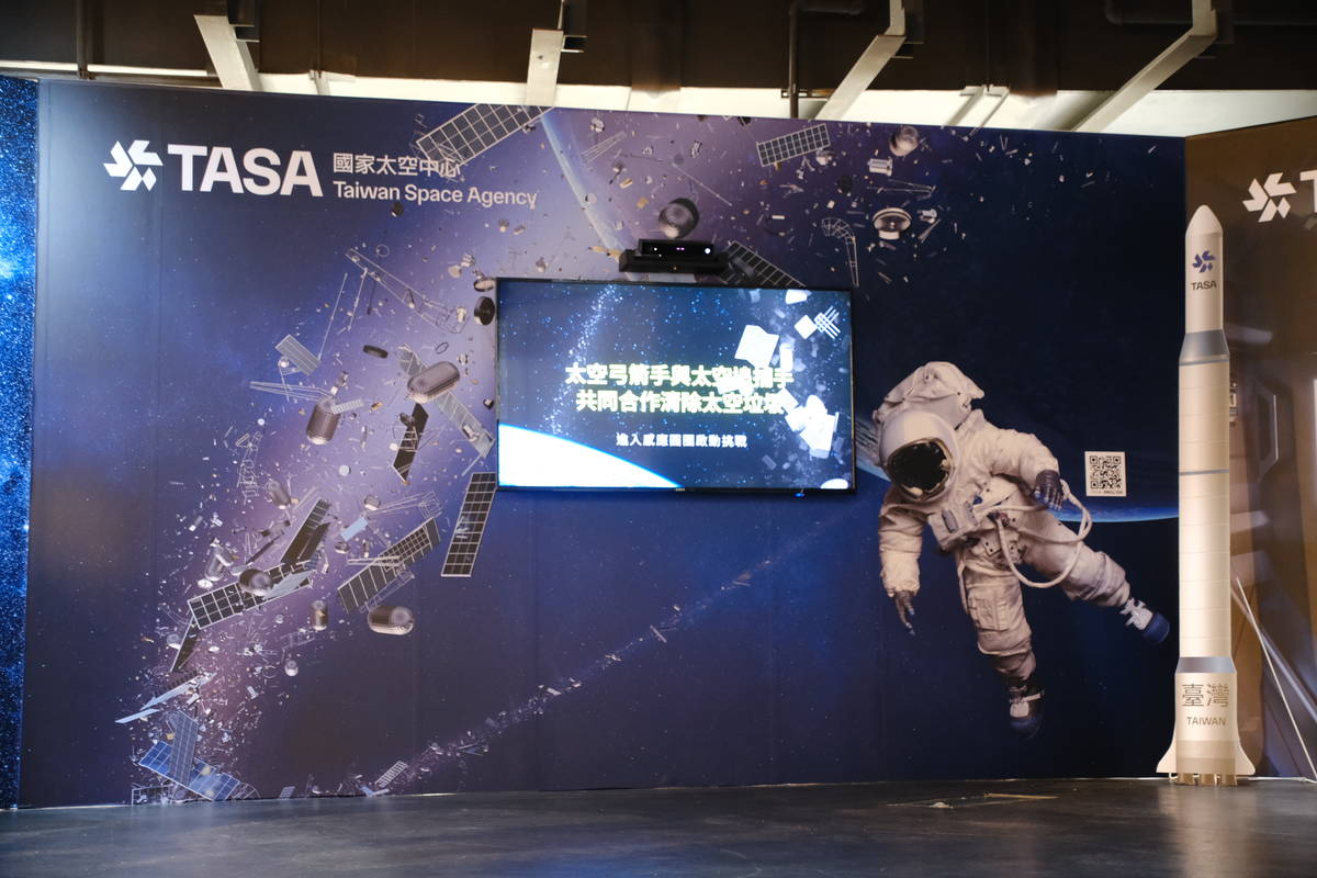 國家太空中心展出太空垃圾追捕手及弓箭手互動遊戲。(國家實驗研究院提供)