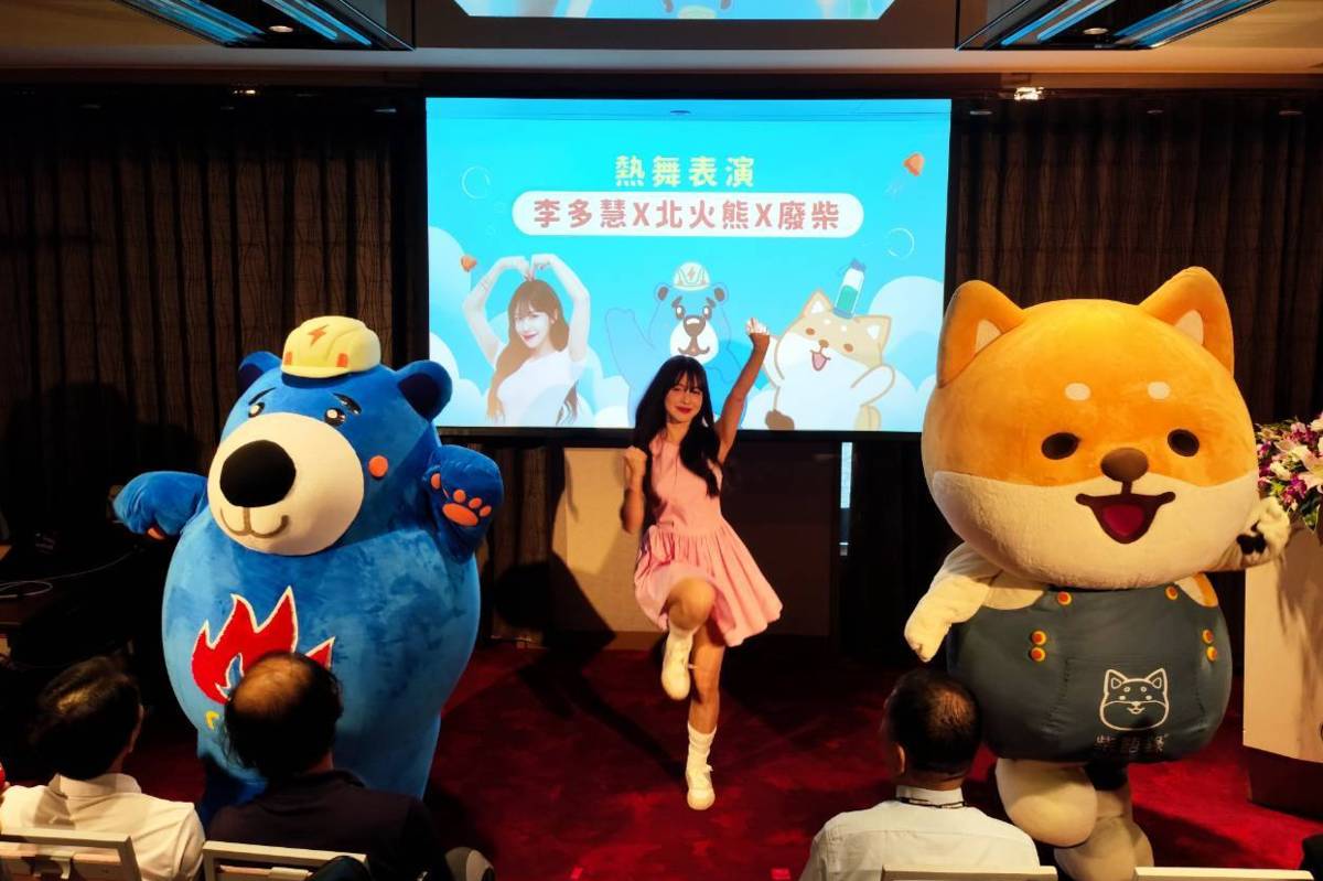 人氣啦啦隊偶像李多慧（中）、北火熊（左）與柴語錄的廢柴帶來熱鬧的開場表演。