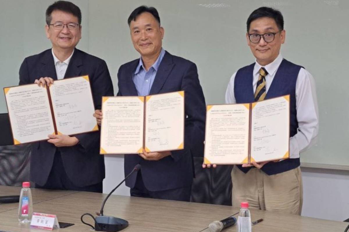 南臺科大攜手美國矽谷LCP高中與台灣人工智能產業協會簽署三方MOU，共築AI國際學程新典範。圖為三方代表於南臺科技大學隆重簽署合作備忘錄（MOU），象徵AI教育國際化邁出重要一步