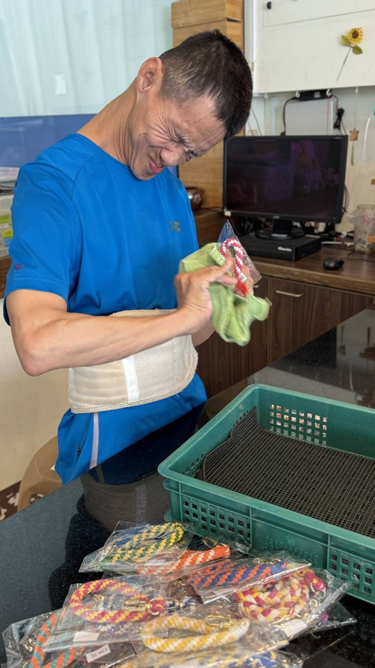 很認真的工作擦拭