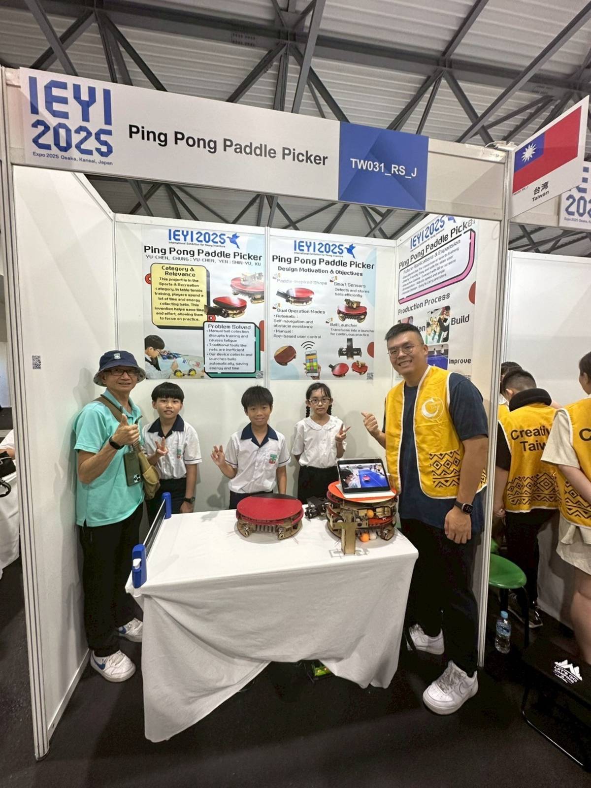 花蓮縣私立海星國小團隊發明「桌球拍造型撿球機」。(國立臺灣師範大學提供)