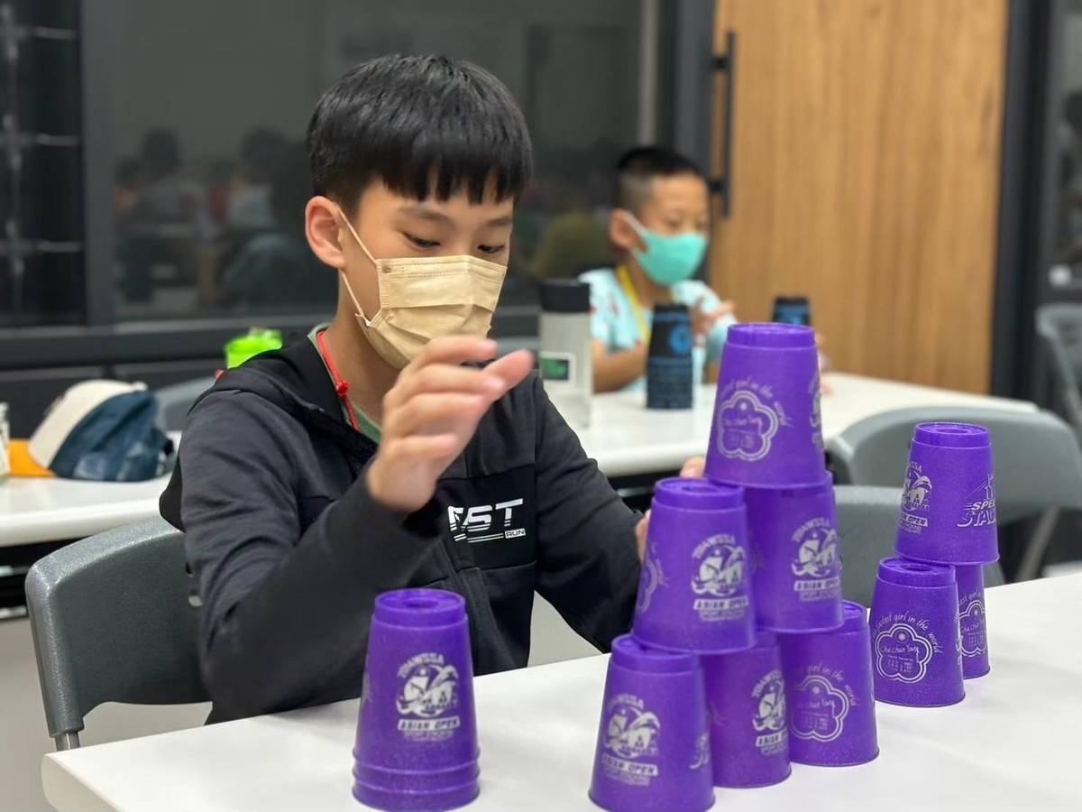 教育部體育署辦理暑假體育育樂營，學生參加位在致理科技大學的競技疊杯營隊。(教育部體育署提供)